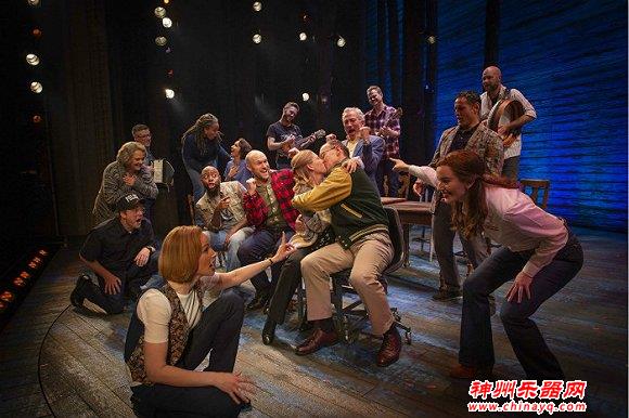 第二天的甘德小镇上，善良战胜了残酷