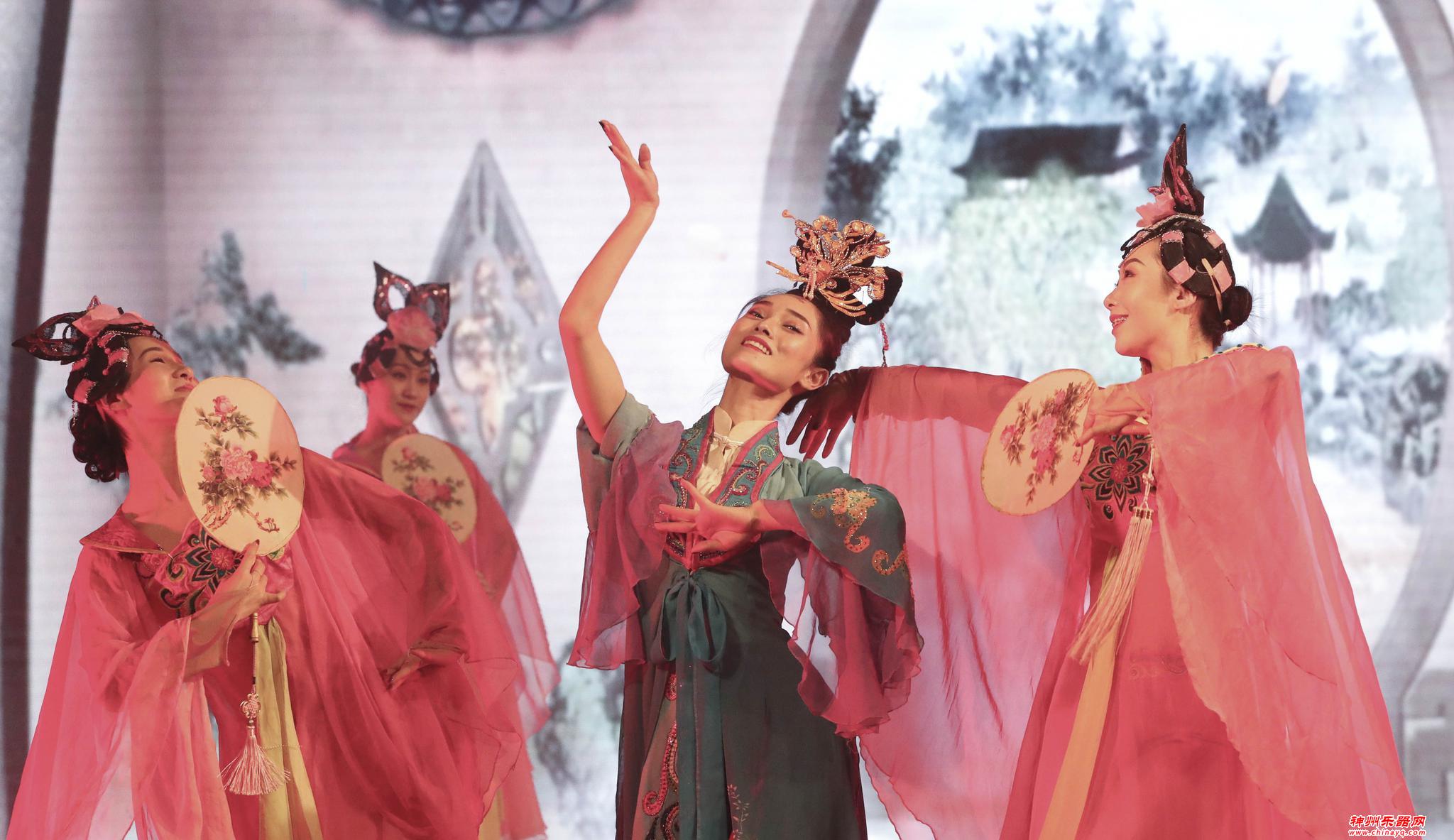 2020年“欢乐春节”歌舞晚会在明斯克举行