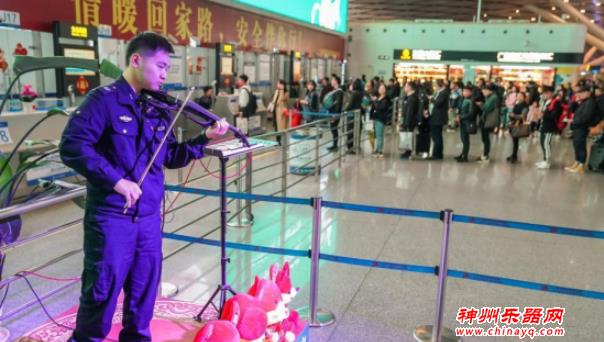 广西南宁机场上演“新春音乐会” 安检员现场演奏