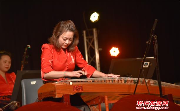 “欢乐春节”走进法国谢尔河畔塞勒市