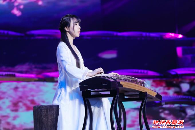 青年古筝演奏家冯安婧男受邀参加全球古筝春晚演出
