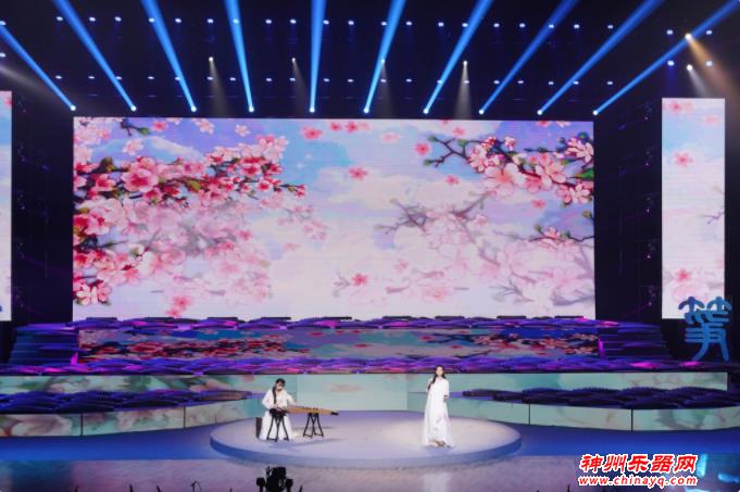 青年古筝演奏家冯安婧男受邀参加全球古筝春晚演出