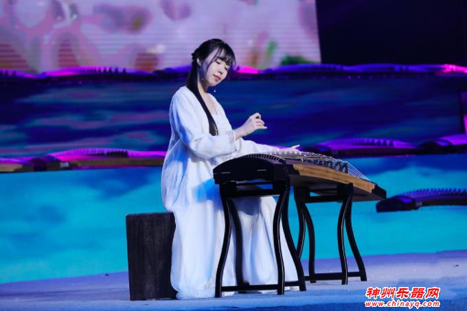 青年古筝演奏家冯安婧男受邀参加全球古筝春晚演出