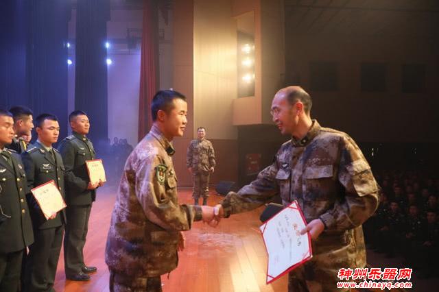 特种兵的新年晚会“嗨翻”全场