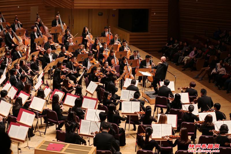 指挥要有能力在音乐中“隐身”