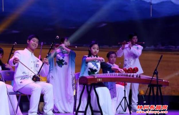 双语、京剧、乐器演奏　用歌声和爱拉开新年大幕