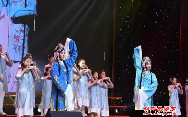 双语、京剧、乐器演奏　用歌声和爱拉开新年大幕