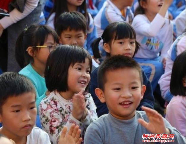 石龙镇中心小学举行迎新年音乐会