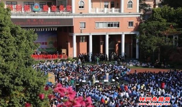 石龙镇中心小学举行迎新年音乐会