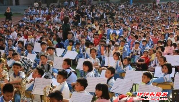 石龙镇中心小学举行迎新年音乐会