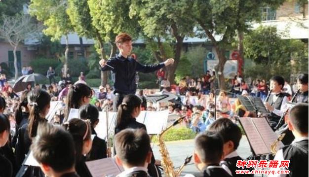 石龙镇中心小学举行迎新年音乐会