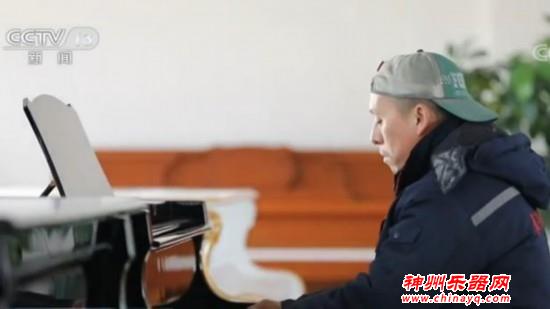 从未接受训练 能演奏200多首曲子