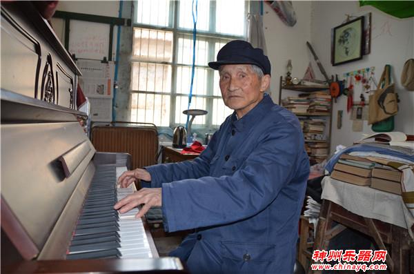 定远严明友：九旬翁义务教学30载