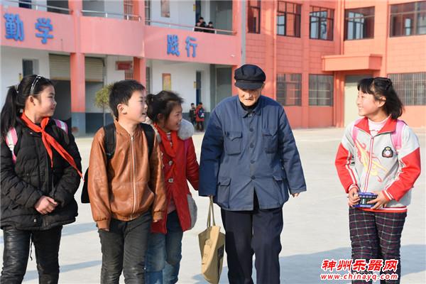 定远严明友：九旬翁义务教学30载