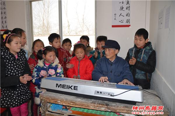 定远严明友：九旬翁义务教学30载