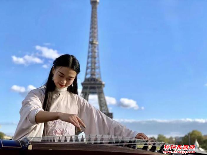 90后汉服美女在巴黎街头演奏古筝，引来法国人惊呼：中国文化真美