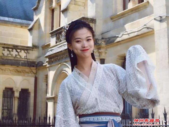 90后汉服美女在巴黎街头演奏古筝，引来法国人惊呼：中国文化真美