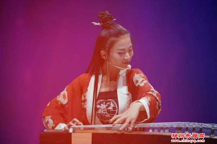 90后汉服美女在巴黎街头演奏古筝，引来法国人惊呼：中国文化真美