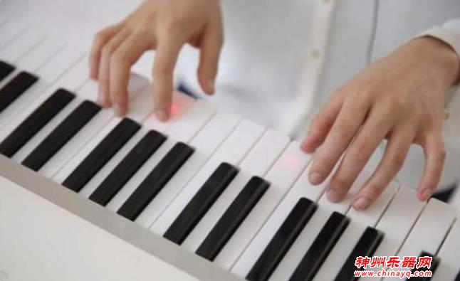 车尔尼与铃木在钢琴教学上的差异