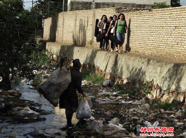 用垃圾做乐器，贫民窟孩子们创造出属于自己的“治愈音乐”