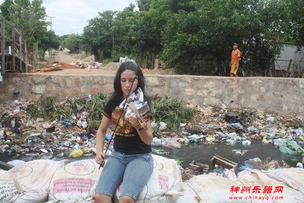 用垃圾做乐器，贫民窟孩子们创造出属于自己的“治愈音乐”