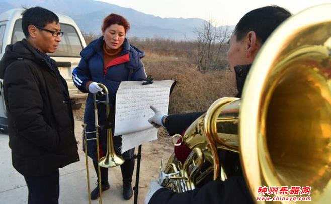 为了不扰民，寒冬中，他们在野外吹乐器，冻得直打哆嗦