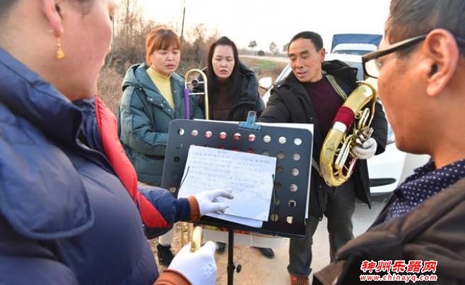 为了不扰民，寒冬中，他们在野外吹乐器，冻得直打哆嗦