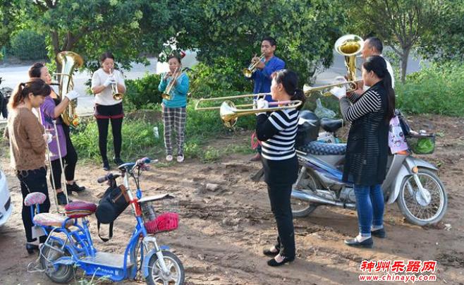 为了不扰民，寒冬中，他们在野外吹乐器，冻得直打哆嗦