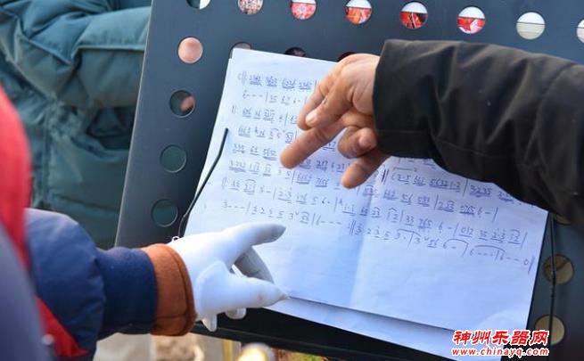 为了不扰民，寒冬中，他们在野外吹乐器，冻得直打哆嗦