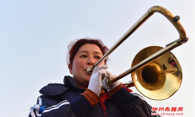 为了不扰民，寒冬中，他们在野外吹乐器，冻得直打哆嗦