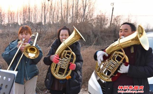 为了不扰民，寒冬中，他们在野外吹乐器，冻得直打哆嗦