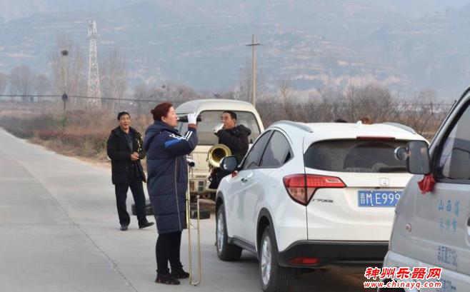 为了不扰民，寒冬中，他们在野外吹乐器，冻得直打哆嗦