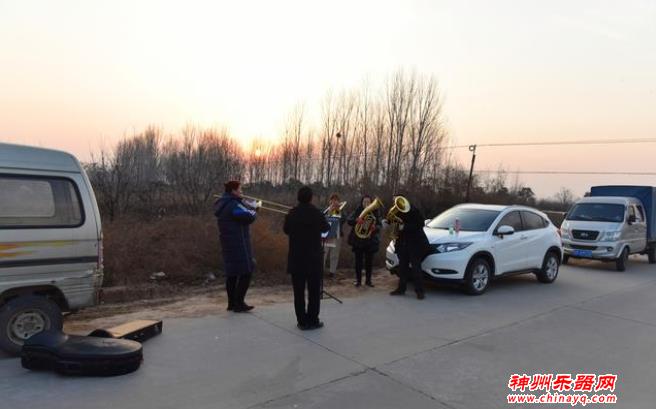 为了不扰民，寒冬中，他们在野外吹乐器，冻得直打哆嗦