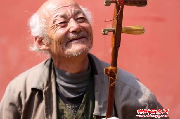 上联：三年琵琶五年萧 一把二胡拉断腰