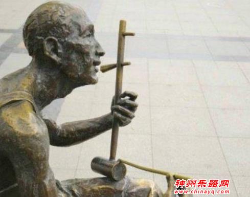 上联：三年琵琶五年萧 一把二胡拉断腰