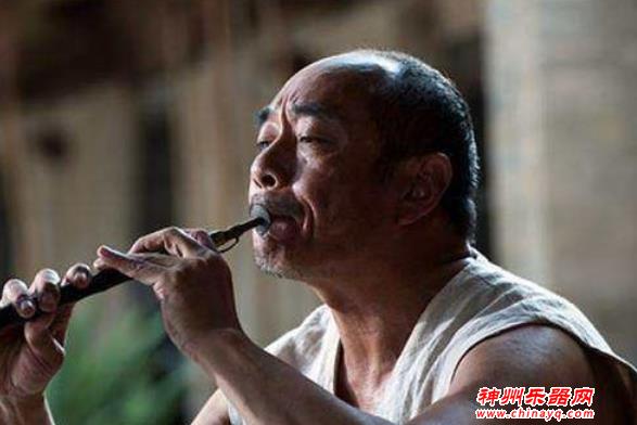 上联：三年琵琶五年萧 一把二胡拉断腰