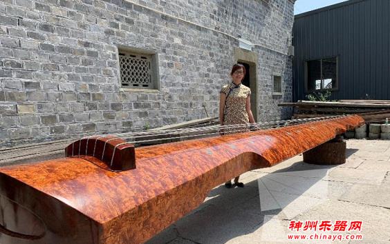 长8米宽1米重3吨的“古琴王”