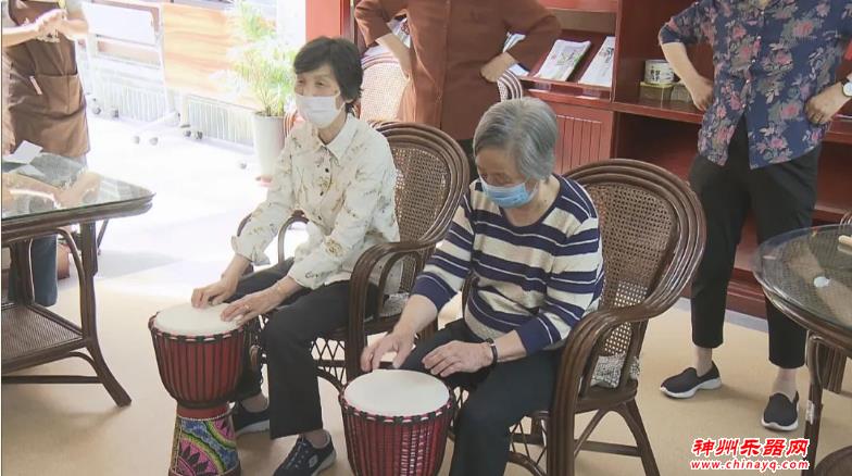 日间照护中心传来的乐器声