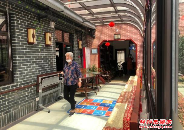 日间照护中心传来的乐器声