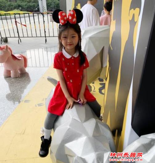 六岁南京吉他女孩天籁之声击退疫情灰暗