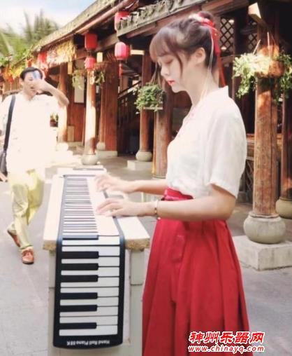最美“古风美女”走红，一袭汉服弹奏钢琴，网友：弹古筝更好看！