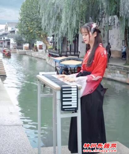 最美“古风美女”走红，一袭汉服弹奏钢琴，网友：弹古筝更好看！