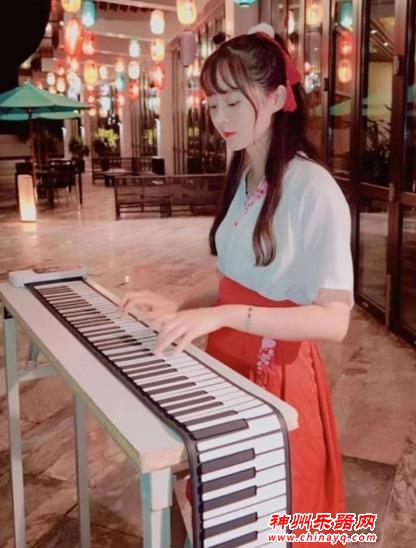 最美“古风美女”走红，一袭汉服弹奏钢琴，网友：弹古筝更好看！