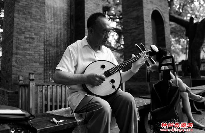 西安68岁老人自学“冷”乐器 3个月学会演奏150首歌