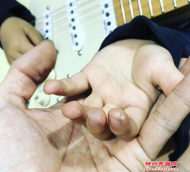 6岁女孩用音乐治愈了无数人的心