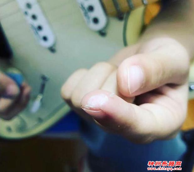 6岁女孩用音乐治愈了无数人的心