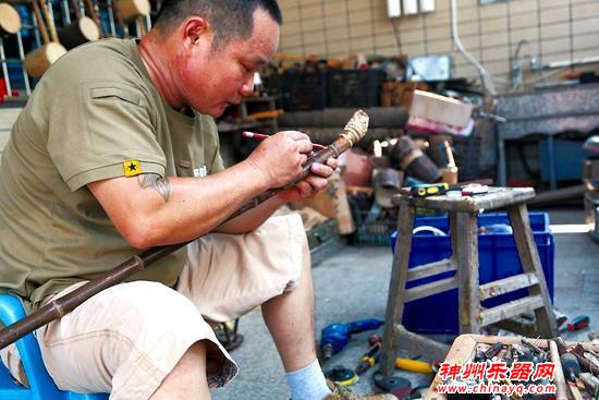 打磨乐器 弦音不辍20年如一日，记漳浦非遗传承人