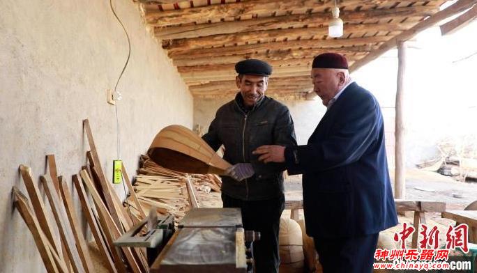 探访新疆民间手工乐器制作第一村：家家守村业 产值逾千万