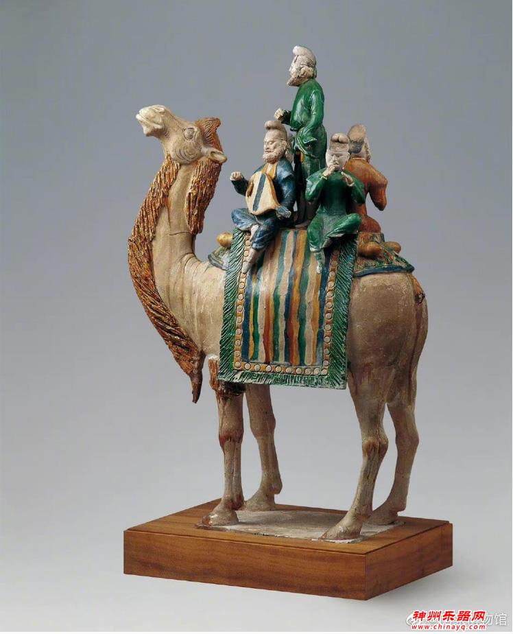 三彩釉陶骆驼载乐俑