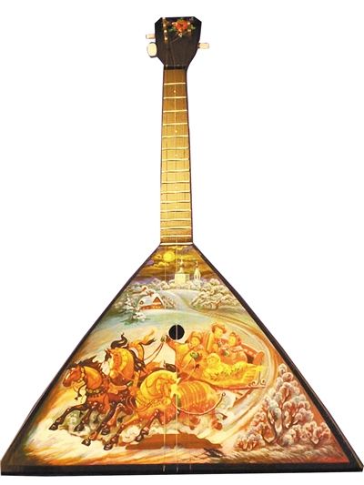 巴拉莱卡是一种拨奏弦鸣乐器，由多姆拉演变而来，共鸣箱呈三角形，曾译名为&ldquo;三角琴&rdquo;